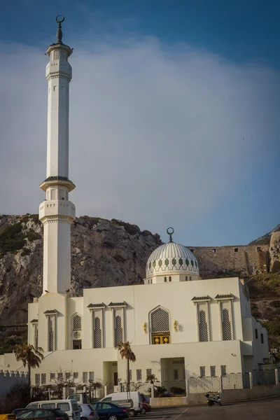 Kayaların arkasındaki cami, Cebelitarık.