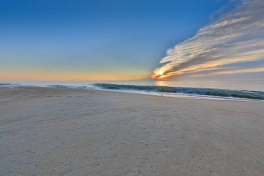 Bethany Sahili 'ndeki Atlantik Okyanusu kıyısında güzel bir gün doğumu.