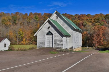 Grantsville, Maryland 'deki Casselman Nehri kıyısındaki Spruce Forrest Village Kilisesi.