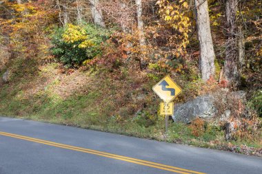 Garrett County, Maryland 'de maksimum 25 mil hız iyonu kırsal yol için sarı yol uyarısı