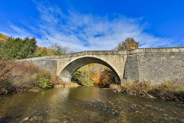 Garrett County Maryland 'deki Casselman Nehri Köprüsü' nü çevreleyen güzel sonbahar rengi