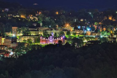 Morgantown WV City Skyline Lights at Dusk University Town Center ve Woodburn Hall 'dan