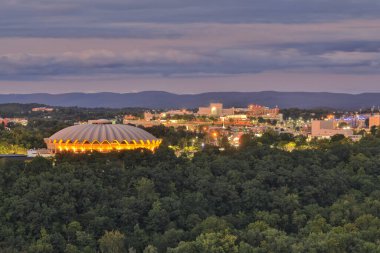 Morgantown City Skyline ışıkları WVU Kolezyumu ve alacakaranlıkta sağlık merkezi