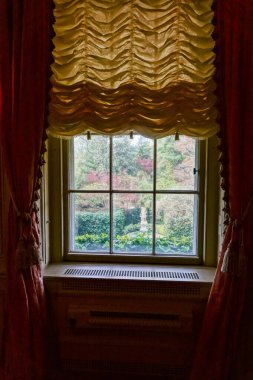 Marjorie 'deki Hillwood Mansion Müzesi' ne bakan güzel bir pencere. Washington 'daki Merriweather Post.