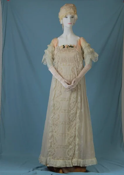 古代の女性のファッション Xviii 有名人のファッション 博物館マリーナイワノワ 衣装や刺繍の博物館 黄金の刺繍 ヴィンテージの女性のドレス マリーナイワノワの博物館から元の衣装 ヴィンテージレース 歴史的 — ストック写真