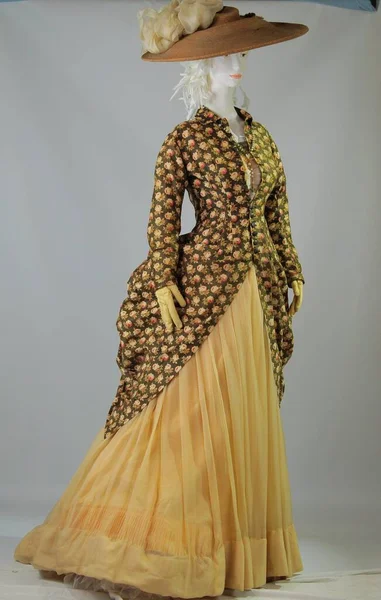 古代の女性のファッション Xviii 有名人のファッション 博物館マリーナイワノワ 衣装や刺繍の博物館 黄金の刺繍 ヴィンテージの女性のドレス マリーナイワノワの博物館から元の衣装 ヴィンテージレース 歴史的 — ストック写真