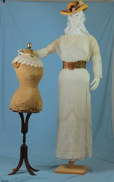 古代の女性のファッション Xviii 有名人のファッション 博物館マリーナイワノワ 衣装や刺繍の博物館 黄金の刺繍 ヴィンテージの女性のドレス マリーナイワノワの博物館から元の衣装 ヴィンテージレース 歴史的 ストック写真