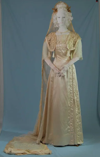 古代の女性のファッション Xviii 有名人のファッション 博物館マリーナイワノワ 衣装や刺繍の博物館 黄金の刺繍 ヴィンテージの女性のドレス マリーナイワノワの博物館から元の衣装 ヴィンテージレース 歴史的 ロイヤリティフリーのストック画像