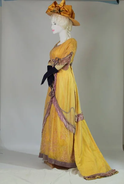 古代の女性のファッション Xviii 有名人のファッション 博物館マリーナイワノワ 衣装や刺繍の博物館 黄金の刺繍 ヴィンテージの女性のドレス マリーナイワノワの博物館から元の衣装 ヴィンテージレース 歴史的 ストックフォト