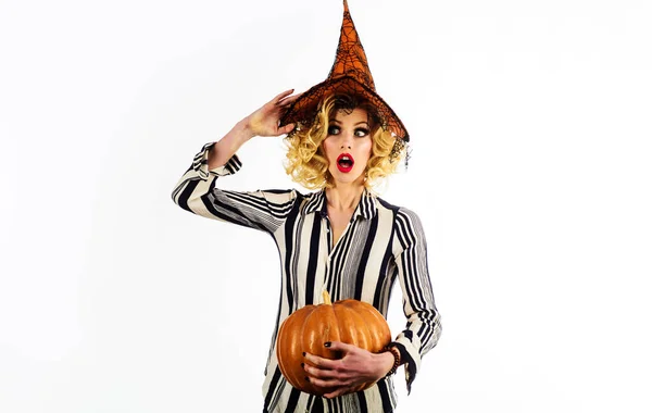 Halloween Verraste Heks Met Magische Pompoen Mooie Vrouw Met Heksenhoed — Stockfoto