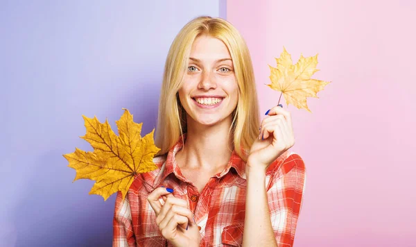 Smiling Blonde Girl Maple Leaf Autumn Fashion Autumnal Mood Fashion — Stock Photo, Image