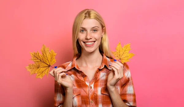 Smiling Woman Casual Clothes Yellow Maple Leaves Autumnal Mood Happy — Stock Photo, Image