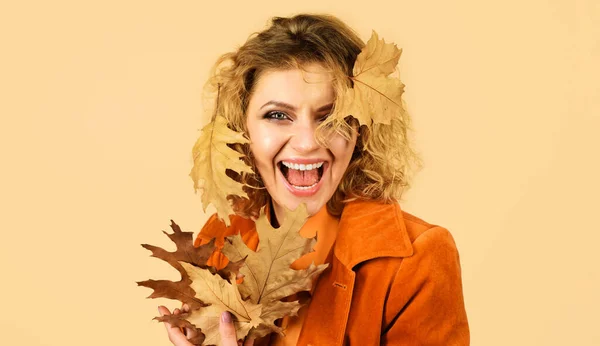 Boldog Narancssárga Dzsekiben Sárga Levelekkel Divatos Őszi Lány Friss Bőr — Stock Fotó