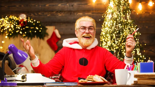 Санта Клаус Сидить Столом Різдвяна Або Новорічна Реклама Xmas Tree — стокове фото