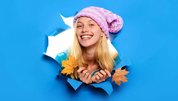 Happy Blonde Girl Knitted Hat Sweater Fashion Style Trend Autumn — Stock Photo, Image