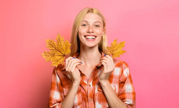 Autumn Girl Golden Maple Leaf Smiling Woman Casual Clothes Yellow — Stock Photo, Image