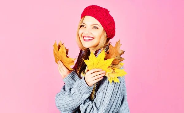Smiling Woman Warm Clothes Yellow Leaves Autumn Girl Red Hat — Stock Photo, Image