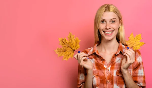 Autumn Woman Smiling Girl Casual Wear Yellow Maple Leaves Fashion — Stock Photo, Image