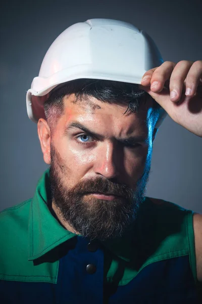 工业工人 身穿防护服戴头盔的建筑工人 工业概念 — 图库照片