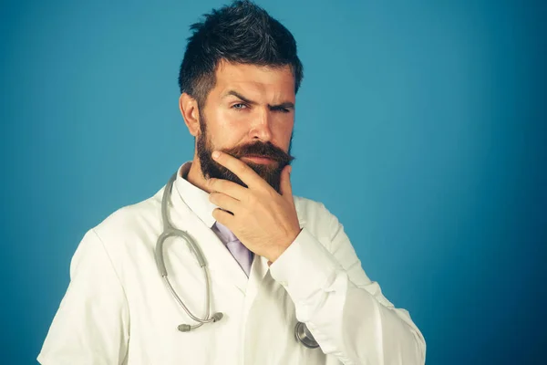 Steteskopu Olan Kendine Güvenen Ciddi Bir Erkek Doktor Beyaz Üniformalı — Stok fotoğraf