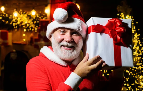 Санта Клаус Подарочной Коробкой Счастливого Рождества Новым Годом Бородач Костюме — стоковое фото