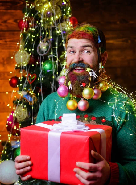 Счастливого Рождества Счастливого Нового Года Улыбающийся Мужчина Украшенной Бородой Держит — стоковое фото
