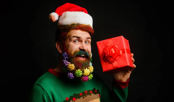 Санта Клаус Держит Подарок Новогодняя Одежда Канун Нового Года Санта — стоковое фото