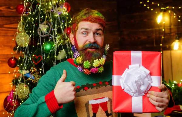 留着胡子的男人 带着礼物盒 露出大拇指 祝你圣诞快乐 新年假期 — 图库照片