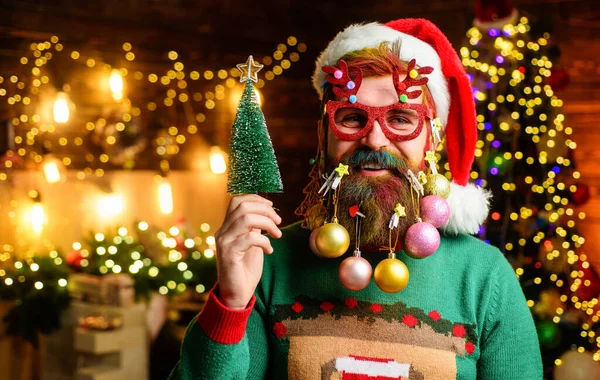 Санта Клаус Очках Вечеринок Маленькой Елкой Счастливый Человек Шарами Бороде — стоковое фото