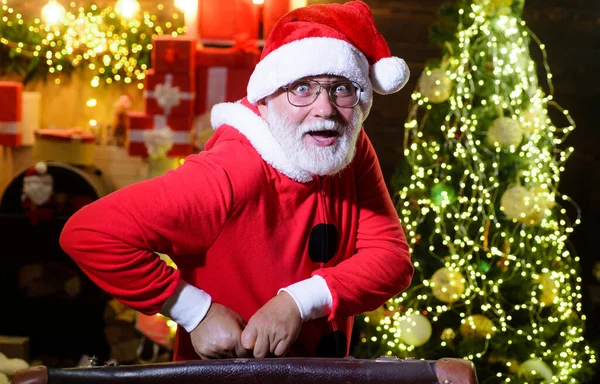 Święty Mikołaj Klasyczną Skórzaną Walizką Jedzie Wycieczkę Noworoczne Podróże Pojęcie — Zdjęcie stockowe