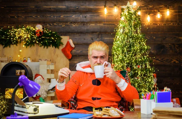 Санта Клаус Кружкой Молока Печеньем Столом Рождественский Фон — стоковое фото