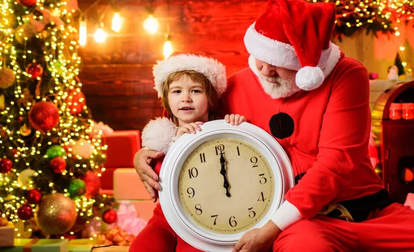 Маленький Мальчик Санта Клаус Старыми Часами Жду Рождества Новогодняя Полночь — стоковое фото
