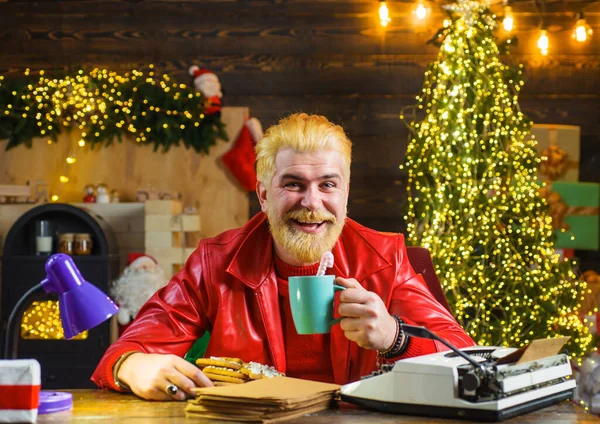 Улыбающийся Мужчина Красной Кожаной Куртке Кружкой Молока Печеньем Счастливого Рождества — стоковое фото