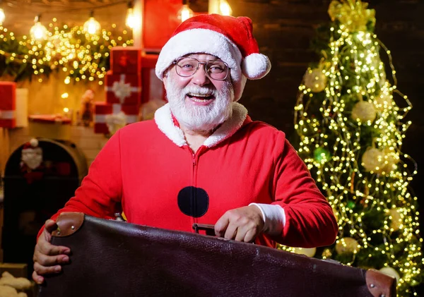 Άγιος Βασίλης Παλιά Δερμάτινη Βαλίτσα Νέο Έτος Χριστούγεννα Ταξίδια Άντρας — Φωτογραφία Αρχείου