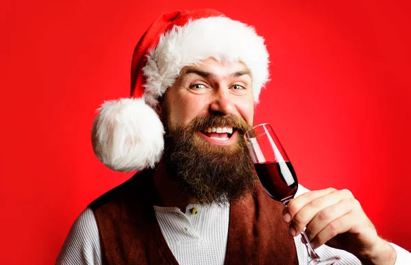 Улыбающийся Бородатый Мужчина Шляпе Санты Пьет Бокал Красного Вина Новогодняя — стоковое фото