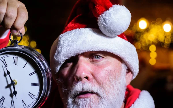 Feliz Navidad Santa Claus Con Despertador Hora Celebrar Fiesta Año — Foto de Stock