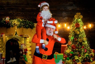 Mutlu noeller. Mutlu yıllar. Evde Noel Baba 'yla küçük bir çocuk var. Aile tatilleri. Çocukluk
