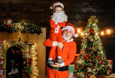 Mutlu Noeller ve mutlu yıllar. Küçük yardımcısı olan Noel Baba. Kış tatili