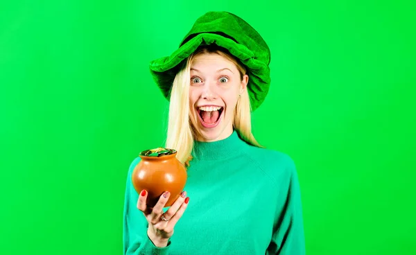 Saint Patricks Fille Heureuse Chapeau Vert Avec Pot Femme Souriante — Photo