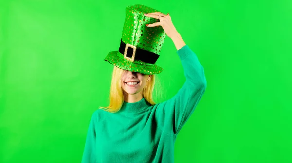 Día Patricks Chica Rubia Sonriente Con Sombrero Verde Celebran Día —  Fotos de Stock