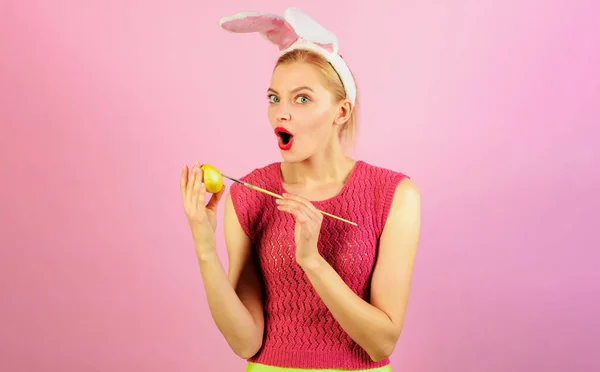 ハッピーイースターの日 イースターのために卵を描くウサギの耳の中に驚きの女性 黄色い卵を持つウサギの女の子 割引よ イースターエッグはアイデアを飾る イースターエッグフェスティバルの象徴 春休み — ストック写真