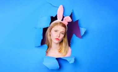 Paskalya günü kutlaması. Paskalyada tavşan kadın. Alışveriş ve perakende. Satılık. İndirim. Tavşan kulaklı sarışın kız Paskalya tatiline hazırlanıyor. Paskalya bayrağı, metin, model, promosyon için boşluk kopyala