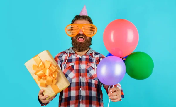 Homem Barbudo Óculos Grandes Boné Festa Com Caixa Presente Balões — Fotografia de Stock