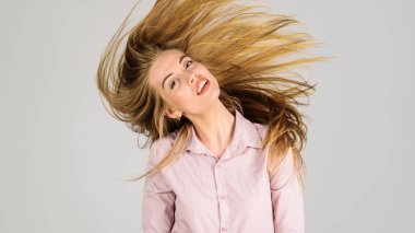 Parlak ve düz uzun saçlı güzel bir model kadın. Keratin düzleştiriyor. Tedavi, bakım ve spa prosedürleri. Güzel kız düzgün saç stili. Güzellik ürünleri. Saç şampuanı, merhem ya da saç kremi