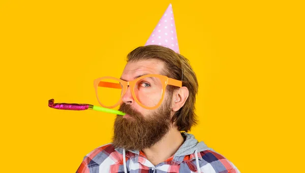 Feiertage Und Feiern Bärtiger Mann Mit Geburtstagsmütze Und Lustiger Brille — Stockfoto