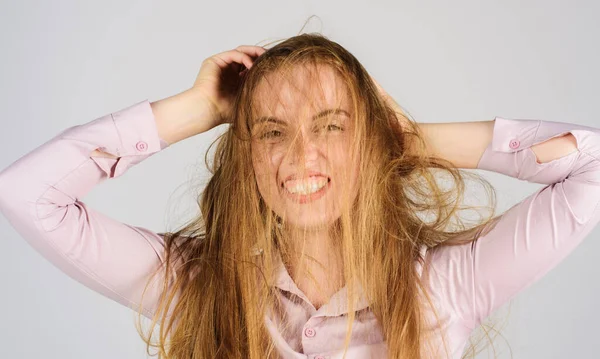 Slechte Haardag Jonge Vrouw Met Lang Wankel Beschadigd Haar Haarverzorging — Stockfoto