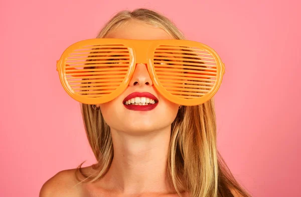 Lächelndes Mädchen Mit Stylischem Orangefarbenem Verschluss Und Sonnenbrille Sommer Strand — Stockfoto