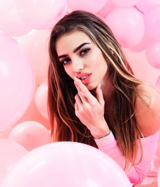 Balonların içinde yatan uzun saçlı seksi kız. Parti havası. Balonlu tatil süsü. İyi ki doğdun Yıldönümü. Balonlarla yatan genç ve güzel bir kadın. Yakından bir portre. Tatil kutlamaları