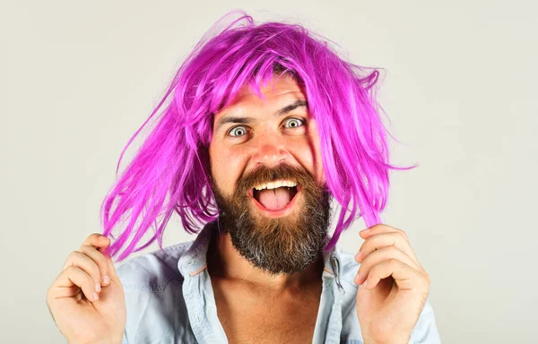 Homme Barbu Souriant Perruque Rose Concept Mode Publicité Chez Coiffeur — Photo