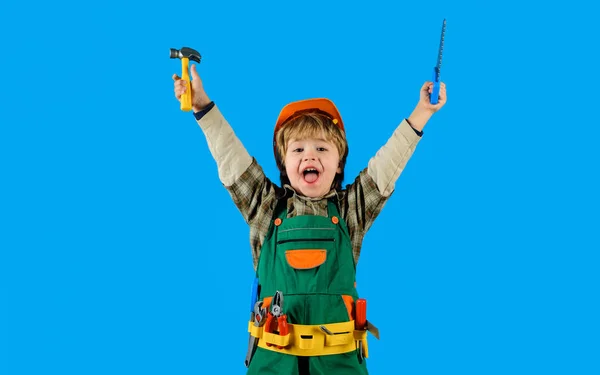 Javítási Koncepció Izgalmas Gyerek Építő Egyenruhában Játék Kalapáccsal Fűrésszel Kisgyerek — Stock Fotó